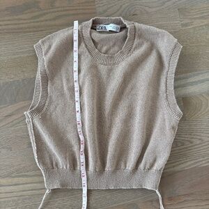 NWOT Zara cropped beige sweater top Size L